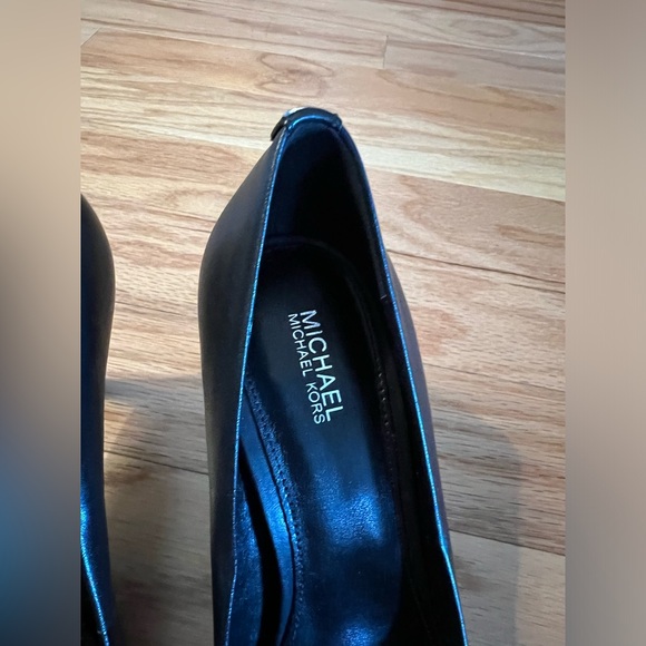 Michael Kors Dorothy Flex Leather Pump - Picture 2 of 12